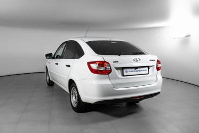 LADA Granta лифтбек 1.6 16кл MT (106 л. с.)