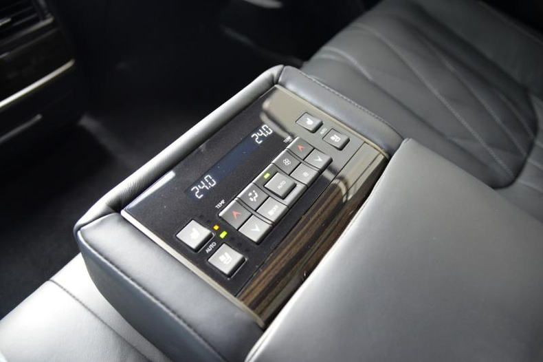 Lexus LX 5.7 AT 4WD (383 л.с.) 570 Black Vision II 5 м QB Автомобили с пробегом Шымкент  