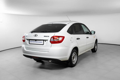 LADA Granta лифтбек 1.6 16кл MT (106 л. с.)