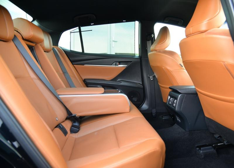 Toyota Camry 2.5 8AT FWD (204 л.с.) Люкс Автомобили с пробегом Шымкент  